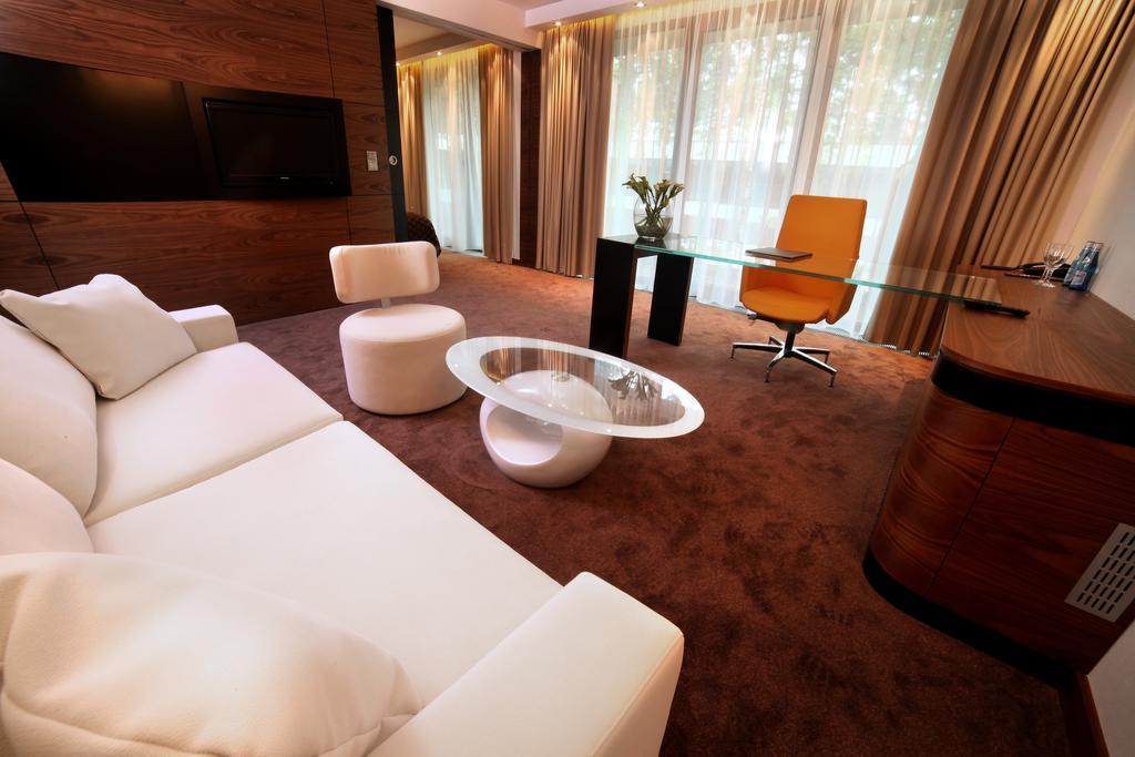 Hotel Narvil Conference & Spa Сероцьк Екстер'єр фото